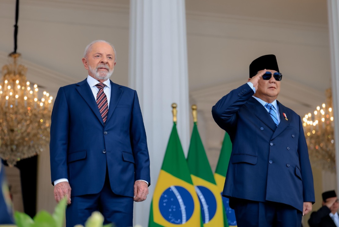 Lula e o presidente da Indonésia, Prabowo Subianto, durante cerimônia de recepção no Palácio Merdeka   •  Ricardo Stuckert