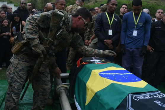 FireShot Capture 350 - Tiros e chuva de pétalas_ PMs mortos em operação no Rio são enterra_ - [www.metropoles.com].png