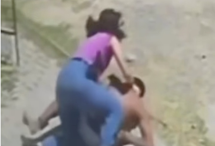 Policial mulher sozinha segura bandido que tentou fugir de upa no Ceara