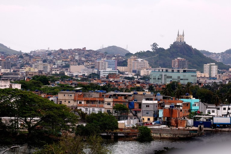 A imagem mostra o Complexo da Penha, Complexo do Alemão e a Igreja da Penha (Foto: Tânia Rêgo/Agência Brasil)
