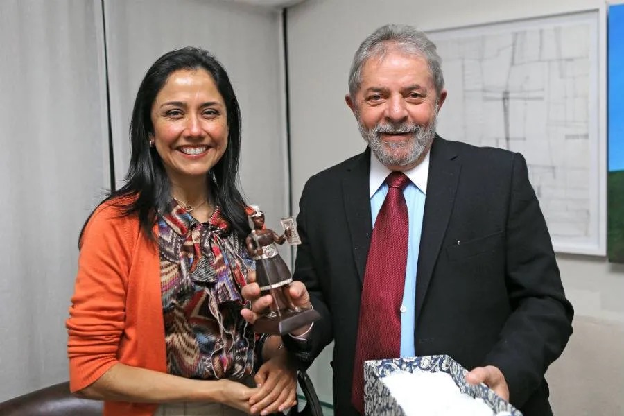 A ex-primeira-dama condenada por corrupção no Peru ao lado do presidente Lula (foto de 28/05/2014) — Foto: Reprodução