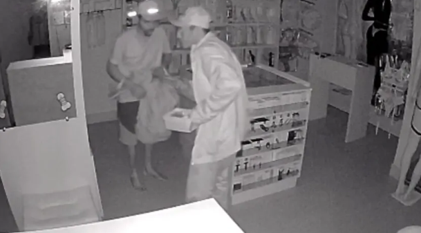 FireShot Capture 548 - Bandidos arrombam sex shop e furtam R$ 7 mil em produtos - [agorarn.com.br].png