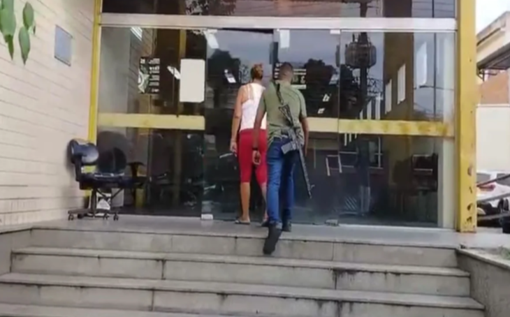 FireShot Capture 550 - Vendedora de Mounjaro joga canetas na casa do vizinho ao ver a polí_ - [www.metropoles.com].png