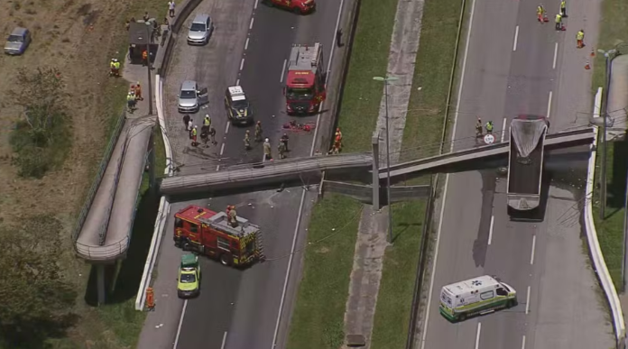 FireShot Capture 560 - Caminhão derruba passarela e motorista de carro morre na BR-493 - G_ - [g1.globo.com].png