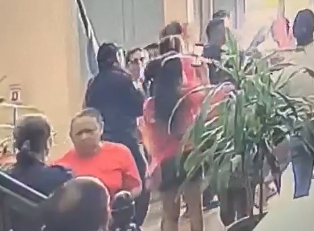 Manifestantes de esquerda agridem covardemente guarda da Câmara Municipal