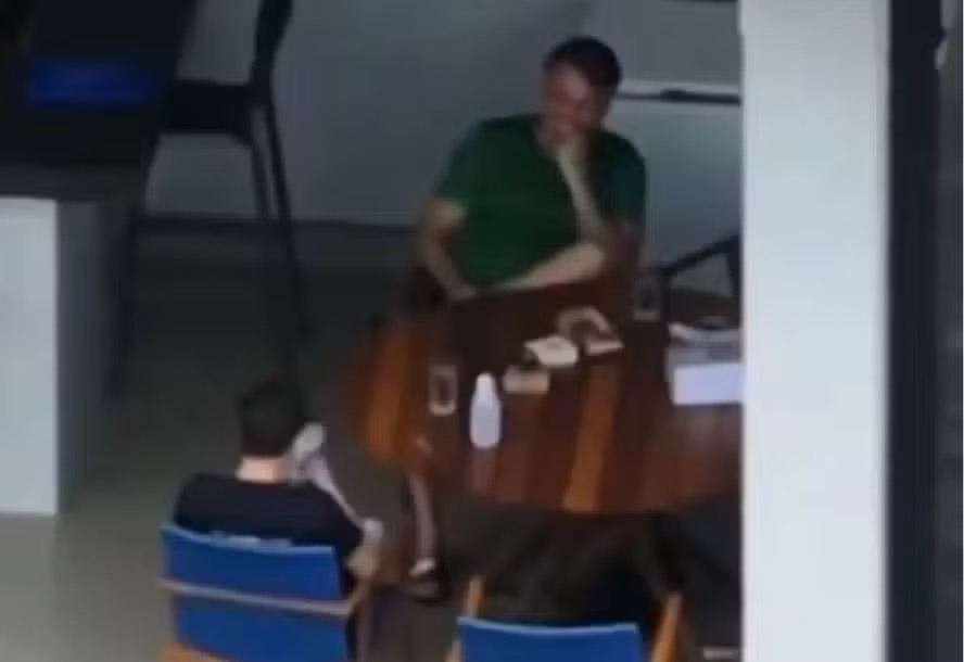 Nikolas leva celular em visita a Bolsonaro | Foto: Globo
