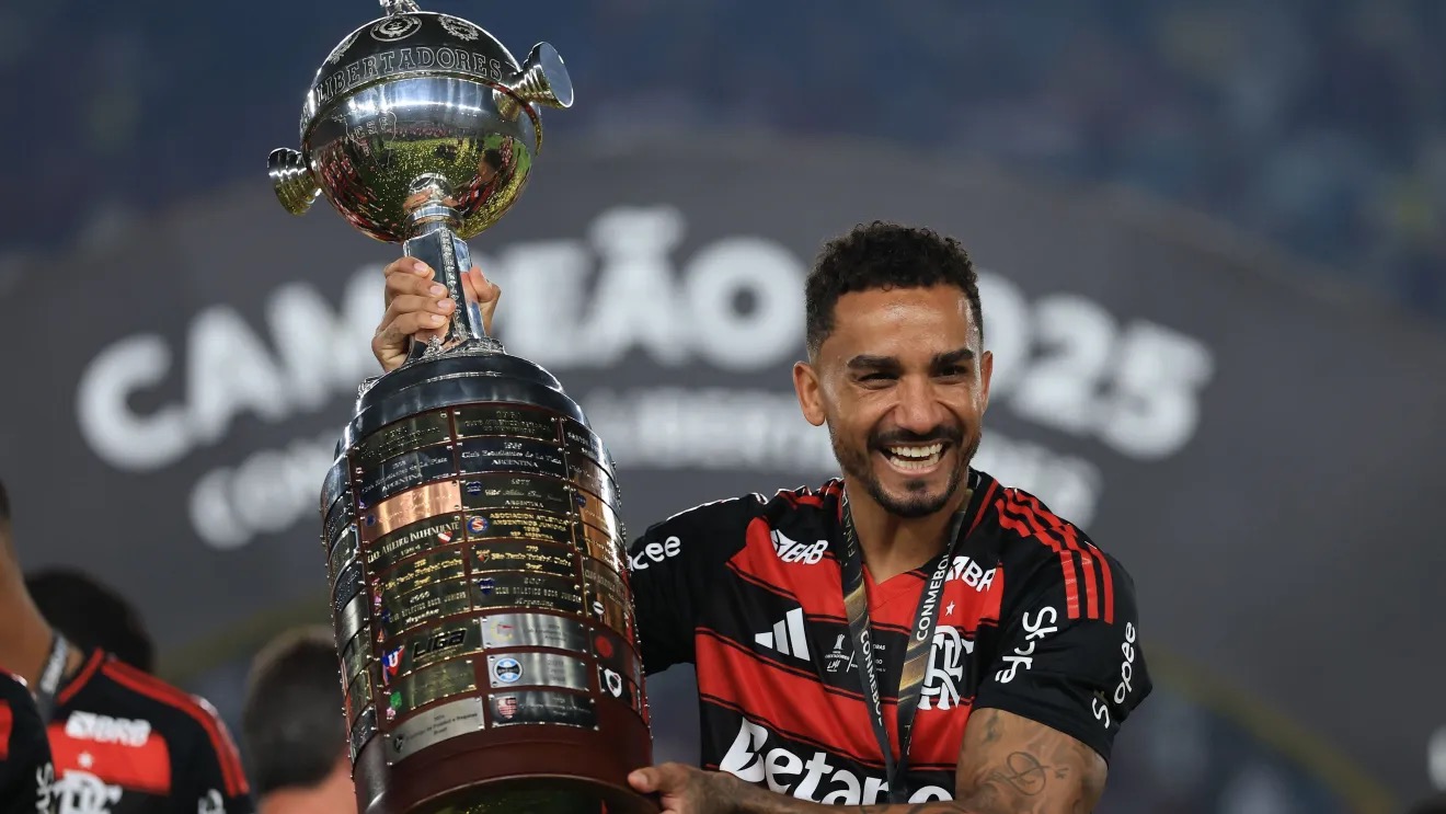 Danilo com a taça da Liberadores; jogador fez o gol do título • Buda Mendes/Getty Images