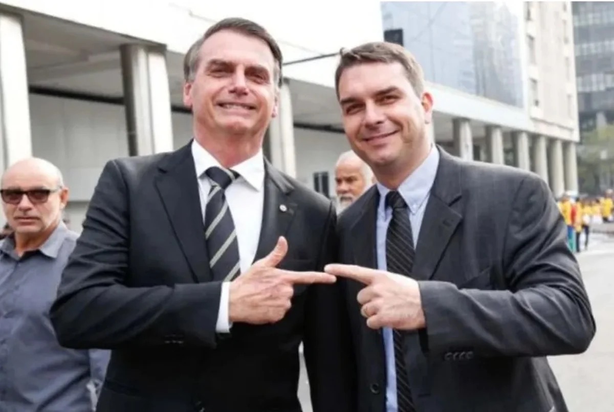 Jair Bolsonaro e Flávio Bolsonaro | Reprodução/Redes sociais