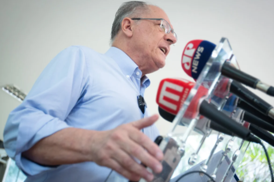 FireShot Capture 705 - Homem pula em rede para pegar bola e morre ao despencar de altura d_ - [extra.globo.com].png