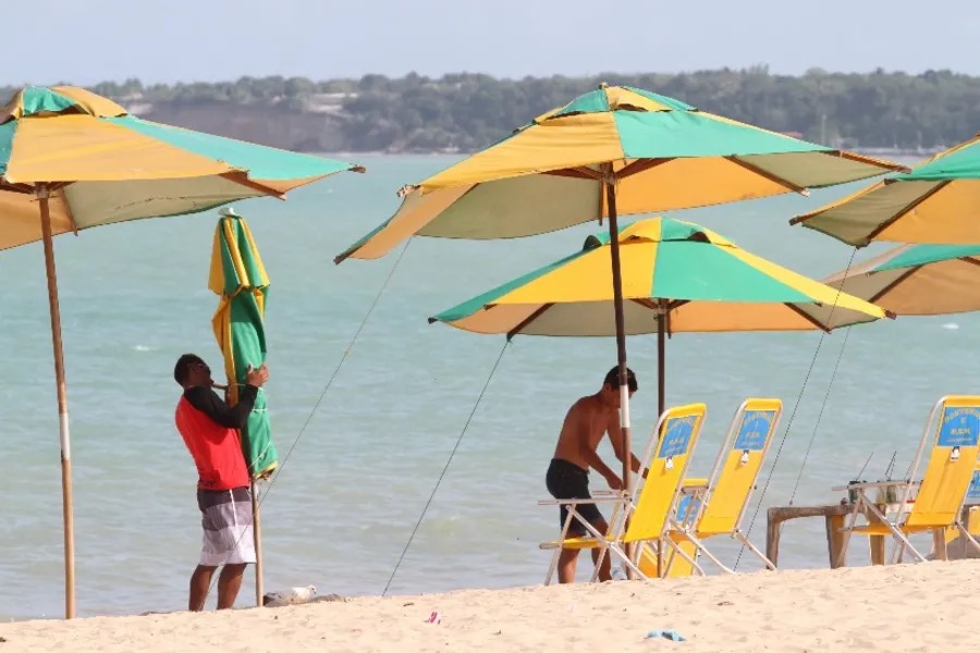 GCM e Procon-JP alertam sobre cobranças indevidas e preços abusivos em praias de João Pessoa. tubarões na paraíba Foto: Francisco França