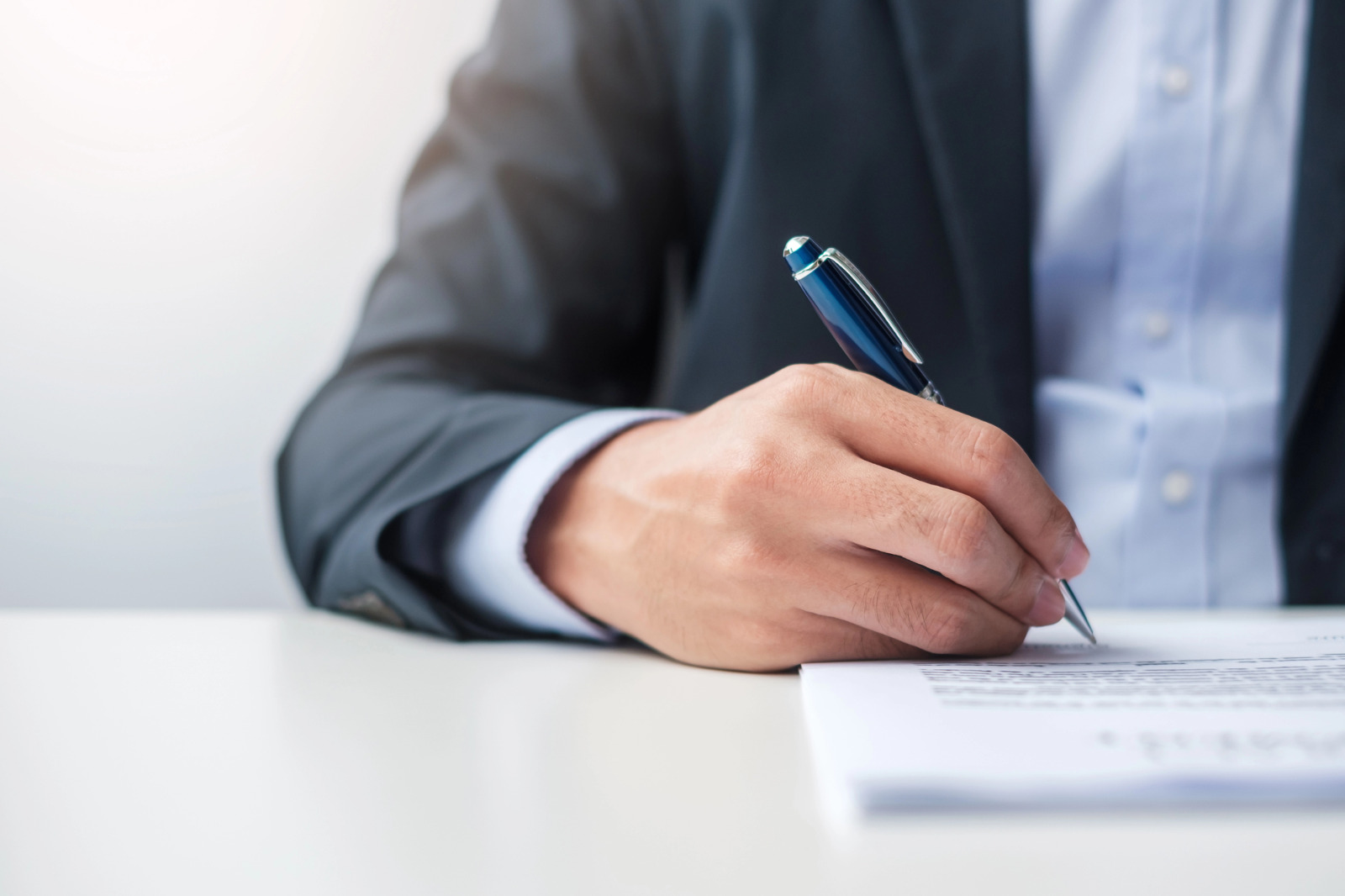 homem-assina-documento-em-alusao-a-recomendacao-2.jpeg