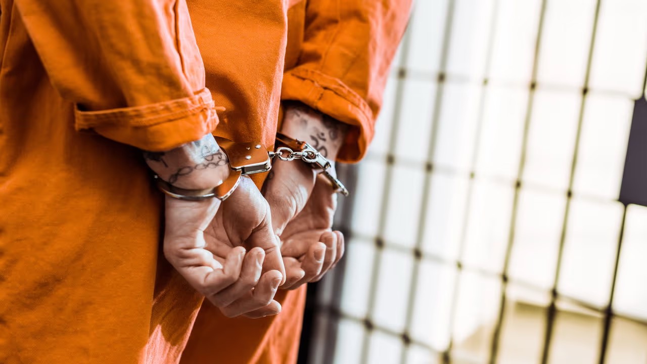 Presídio | preso | algemado | Créditos: depositphotos.com / ArturVerkhovetskiy