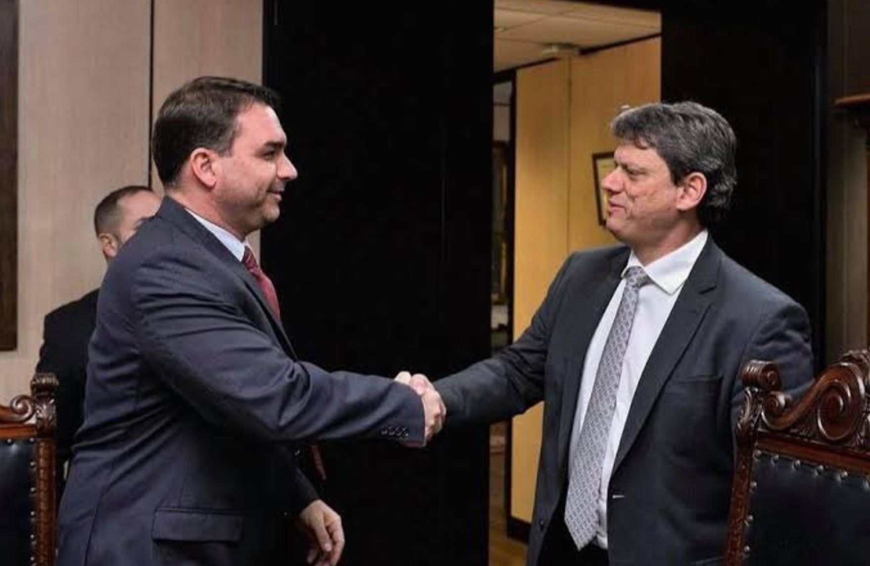 Flavio Bolsonaro e Tarcisio de Freitas. (Foto: Reprodução/Twitter)