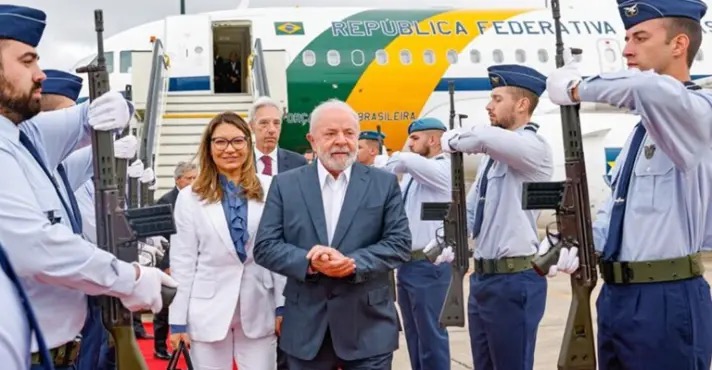 Diante de militares, casal Janja & Lula desembarca de avião durante uma das inúmeras viagens feitas desde janeiro de 2023 | Foto: Ricardo Stuckert/PR