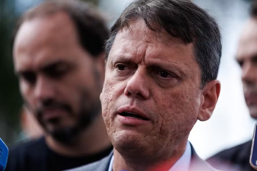 Governador de São Paulo, Tarcísio de Freitas, e o vereador Carlos Bolsonaro — Foto: Brenno Carvalho / Agência O Globo