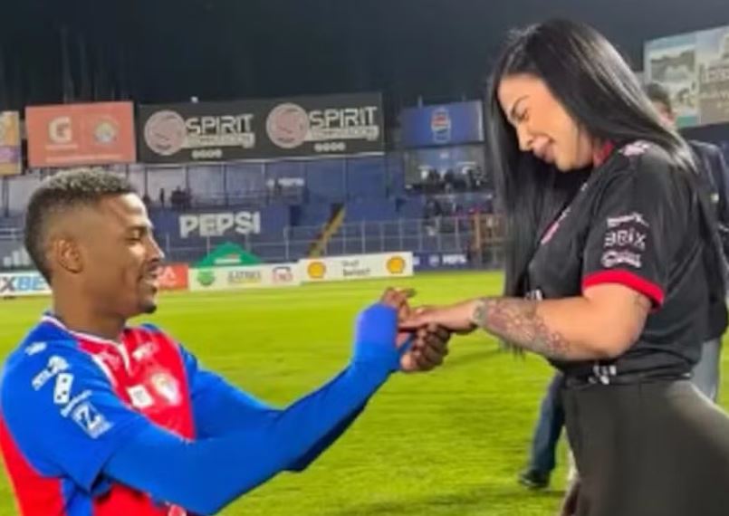 Derrickson Quirós pede namorada em casamento no estádio