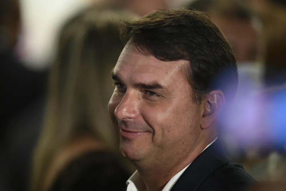 O senador Flávio Bolsonaro nesta terça-feira, 30 de novembro, durante cerimônia de filiação de Jair Bolsonaro no PL. — Foto: MATEUS BONOMI/AGIF - AGÊNCIA DE FOTOGRAFIA/AGIF - AGÊNCIA DE FOTOGRAFIA/ESTADÃO CONTEÚDO