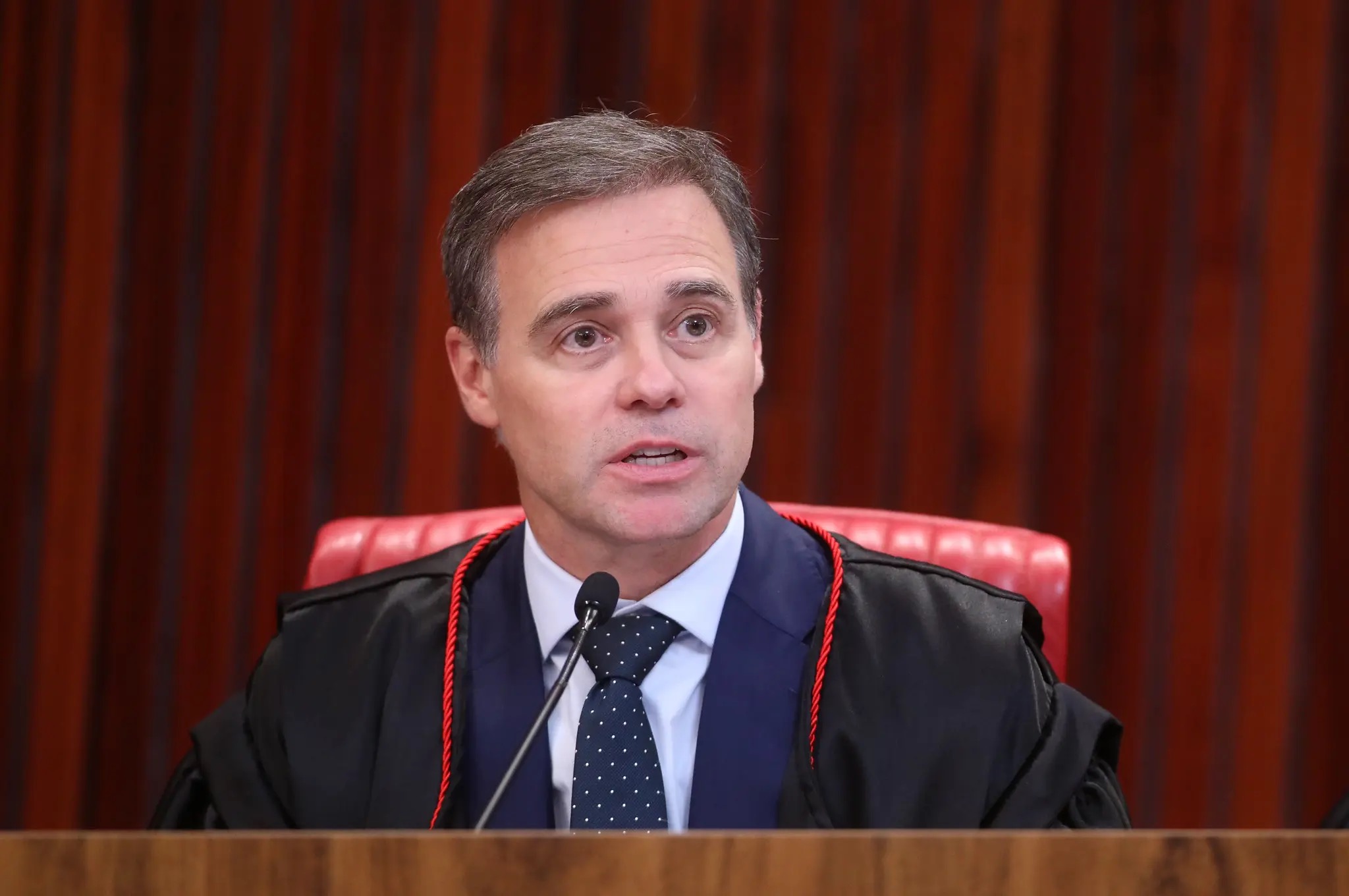 André Mendonça devolveu autonomia à Polícia Federal para periciar dispositivos. (Foto: Luiz Roberto/TSE)
