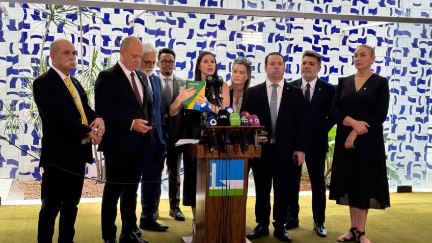 A deputada Carol de Toni (PL-SC) e integrantes da Oposição apresentam pedidos de impeachment contra 16 ministros do governo do presidente Lula (PT)