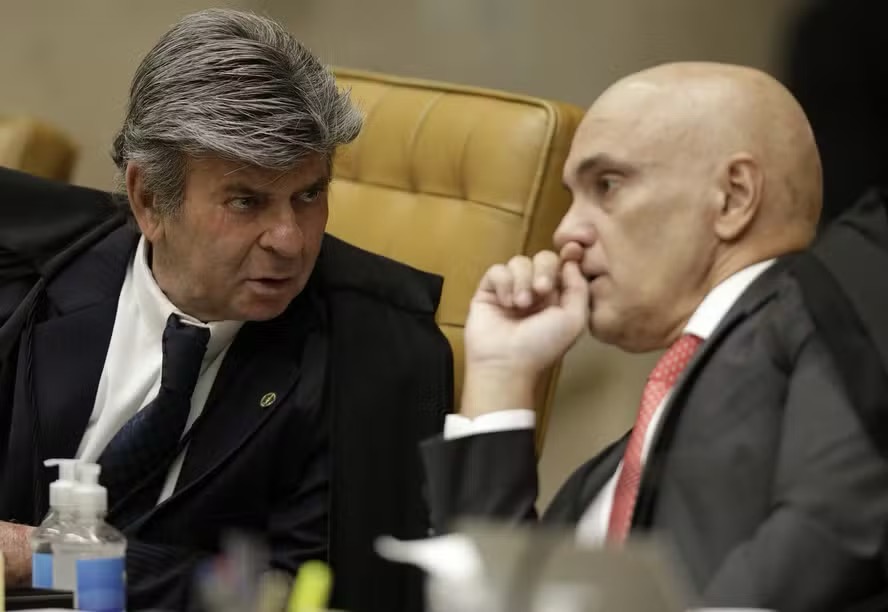Os ministros do Supremo Tribunal Federal (STF) Luiz Fux (à esq.) e Alexandre de Moraes durante sessão da Corte em fevereiro passado — Foto: Cristiano Mariz/O Globo