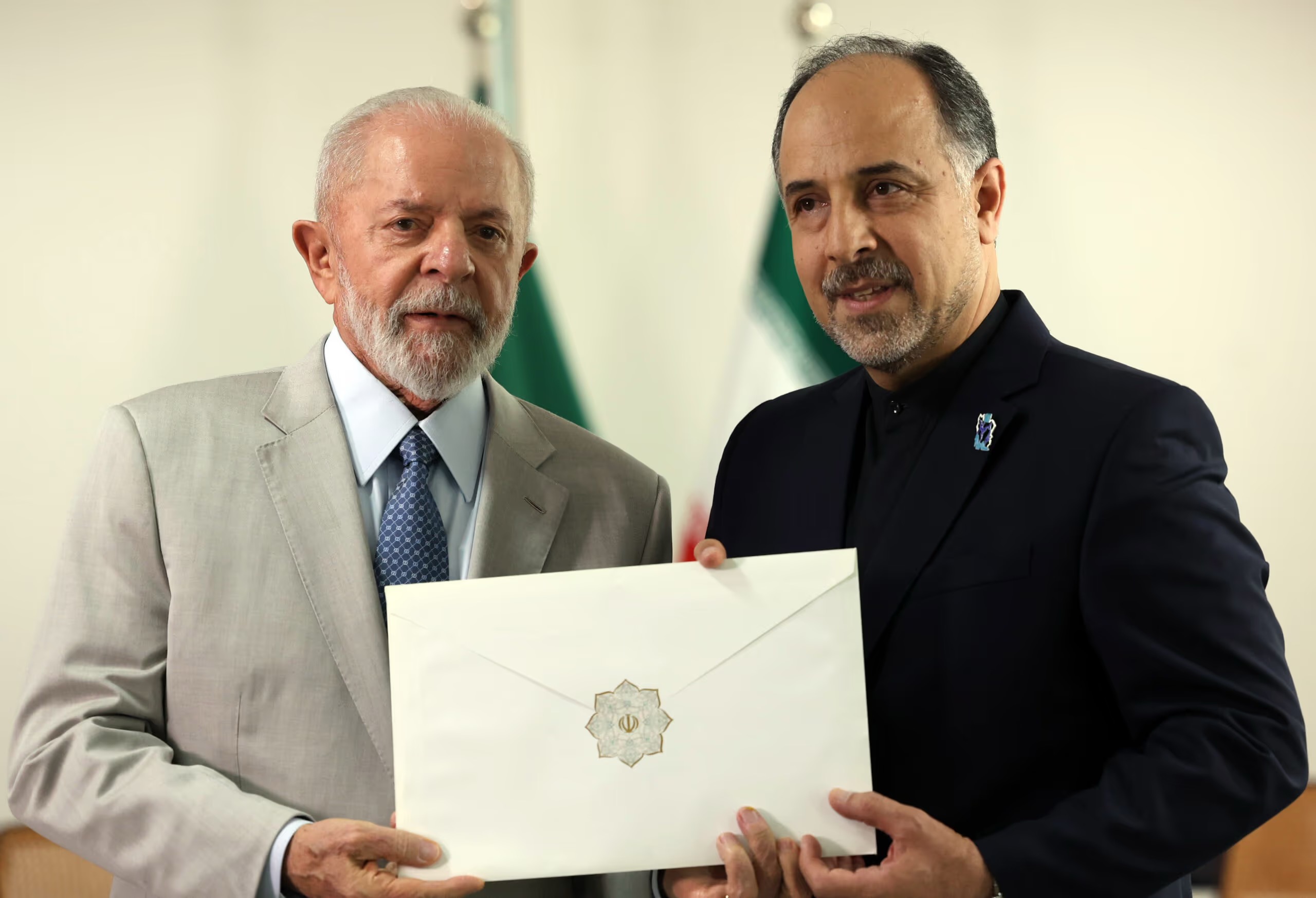 Lula e O embaixador do Irã no Brasil, Abdollah Nekounam | Foto: Antonio Cruz/Agência Brasil