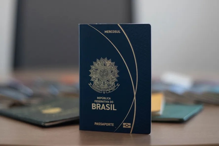 A capa do novo modelo do passaporte brasileiro, que a Polícia Federal e a Casa da Moeda começaram a emitir neste dia 3 de outubro — Foto: Divulgação / Polícia Federal