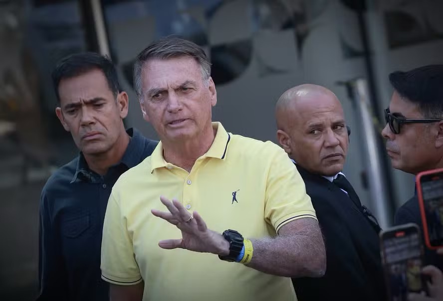 O ex-presidente da República Jair Messias Bolsonaro chega ao hospital DFStar em Brasília para realizar exames. — Foto: Cristiano Mariz/Agência O Globo