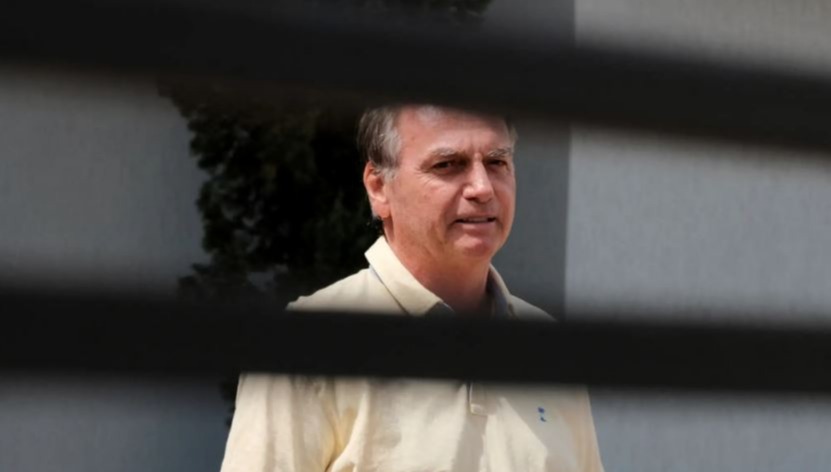 Jair Bolsonaro em sua casa em Brasília onde cumpriu prisão domiciliar - REUTERS/Diego Herculano