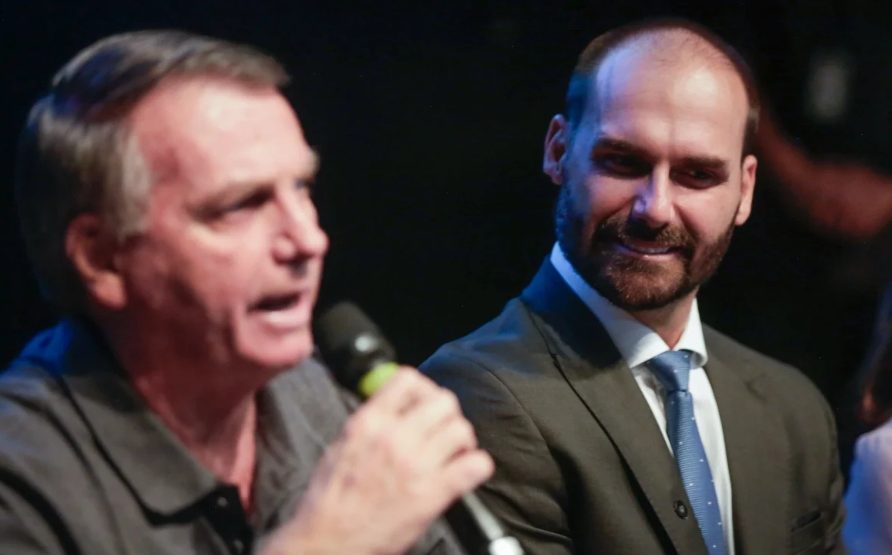 Bolsonaro-e-Eduardo-Foto-Igo-Estrela-Metropoles-e1774443182111.jpeg