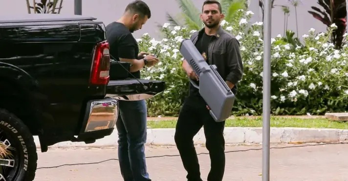 Agentes da PMDF usam equipamentos para detecção de invasores de espaço aéreo | Foto: Reprodução/X