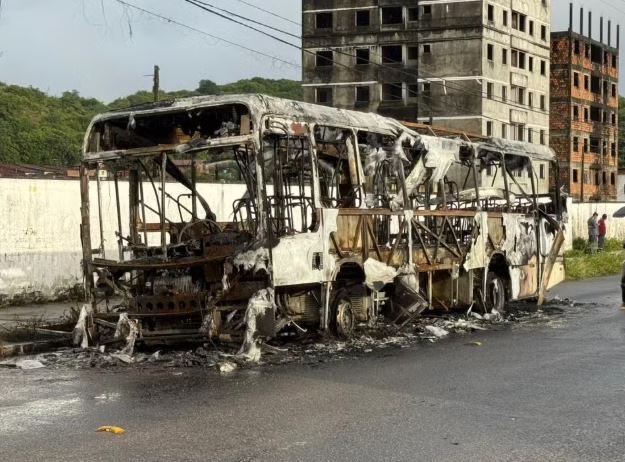 Ônibus incendiado por criminosos no bairro Planalto em Natal — Foto: Sérgio Henrique Santos/Inter TV Cabugi