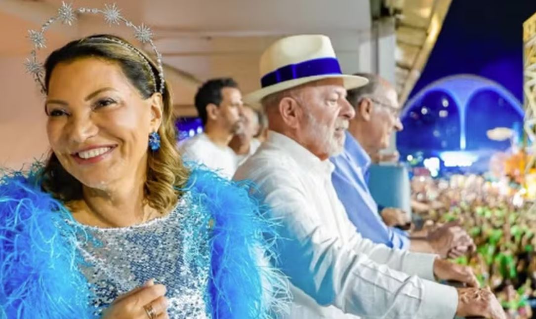 Janja e Lula durante desfile na Marquês de Sapucaí — Foto: Ricardo Stuckert