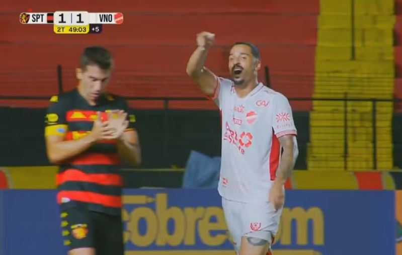 Atacante do Vila Nova é expulso por fazer gesto de 'roubo' contra árbitro — Foto: ESPN