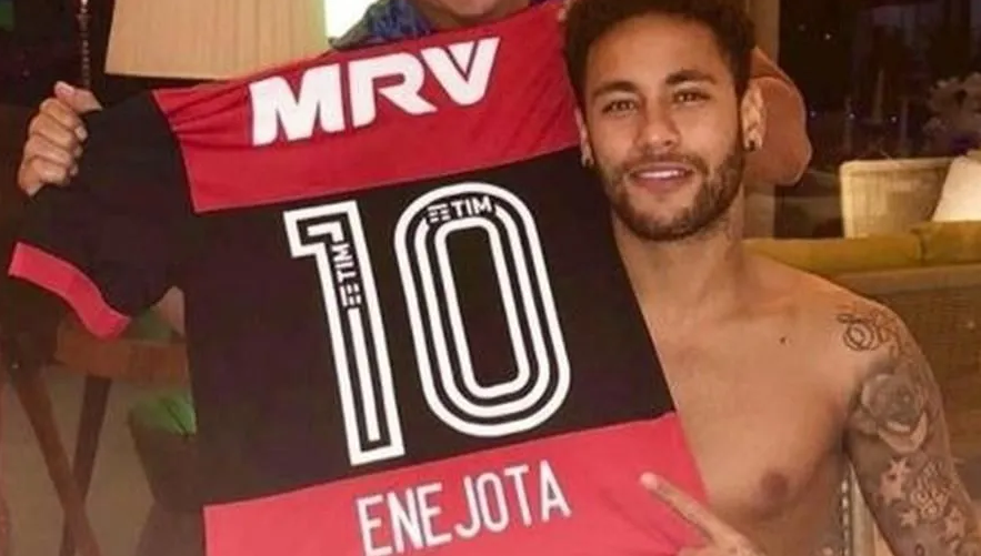 Neymar se declarou pelo Flamengo ao autografar camisa de torcedora rubro-negra  • Reprodução/Instagram