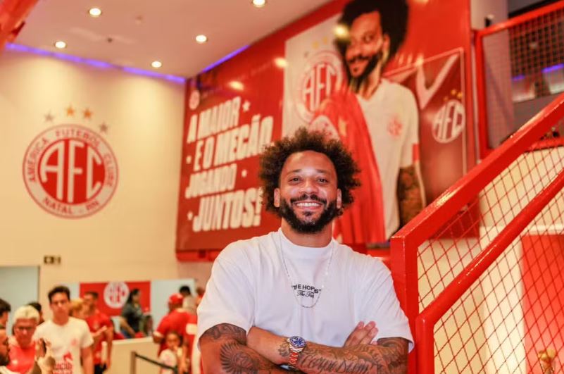 Garoto-propaganda do América-RN, Marcelo é recebido com festa em Natal — Foto: Gabriel Leite/América FC