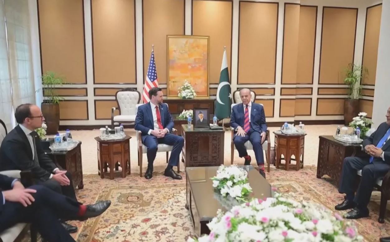 O vice-presidente dos EUA, JD Vance, se reúne com o primeiro-ministro paquistanês Sharif antes das negociações com o Irã  • PRIME MINISTER'S OFFICE HANDOUT VIA REUTERS