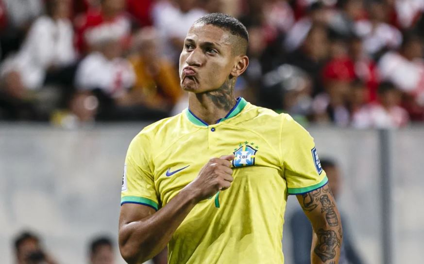 Richarlison em ação pela Seleção Brasileira contra o Peru, pelas Eliminatórias • Martin Fonseca/Eurasia Sport Images/Getty Images