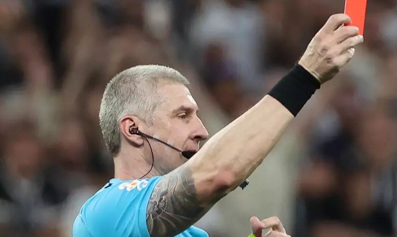 Árbitro Anderson Daronco (RS) aplicando um cartão vermelho - Cesar Greco / Palmeiras