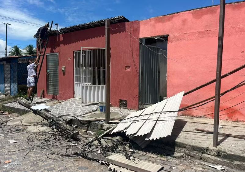 Postes caíram após caminhão arrastar fiação em Parnamirim, na Grande Natal — Foto: Philipe Salvador/Inter TV Cabugi