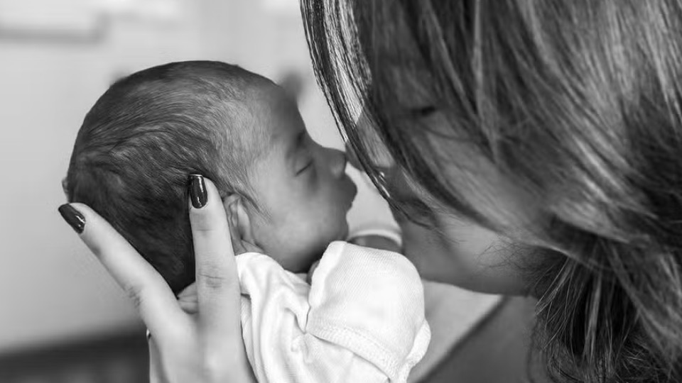 Repórter Alice Ribeiro e o filho dela. — Foto: Reprodução/Redes Sociais