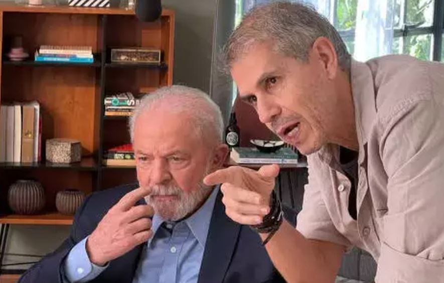 Sidônio Palmeira, chefe da Comunicação, dando instruções a Lula – Foto: divulgação