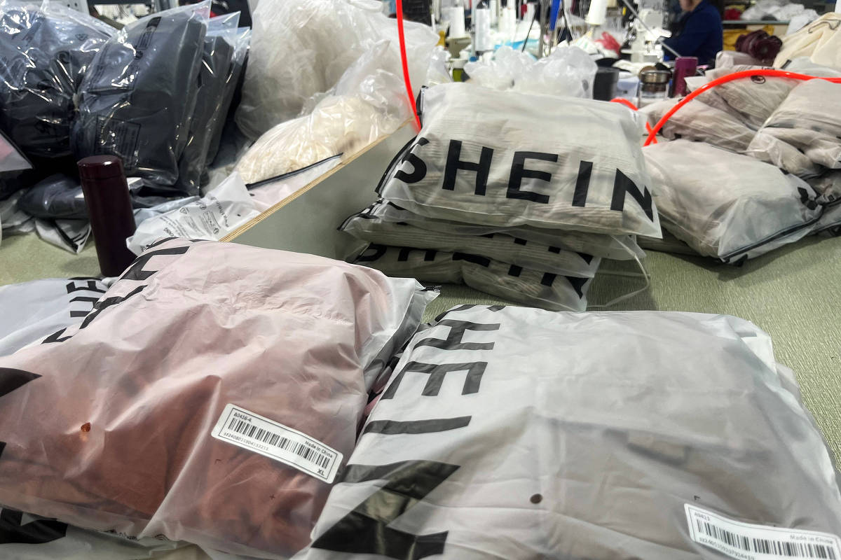Pacotes de roupa são preparados para distribuição na fábrica da Shein em Guangzhou (China) - Casey Hall - 1º.abr.25/Reuters