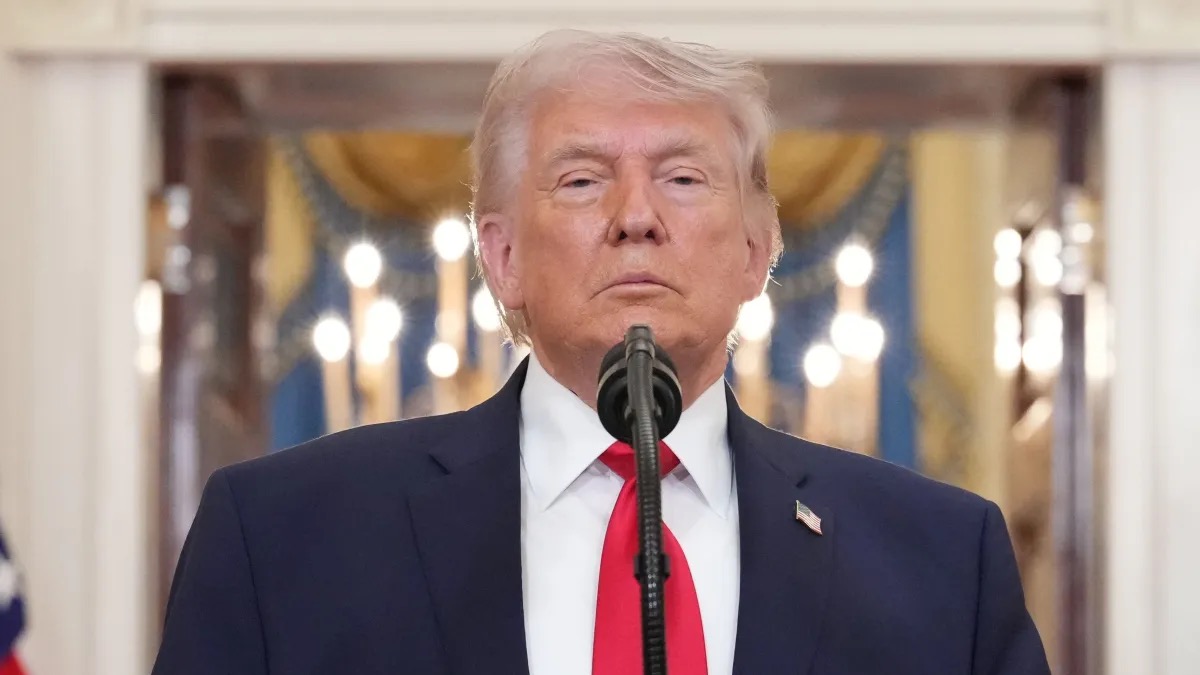 O presidente dos EUA, Donald Trump, discursa no Salão Cruzado da Casa Branca  • Getty Images
