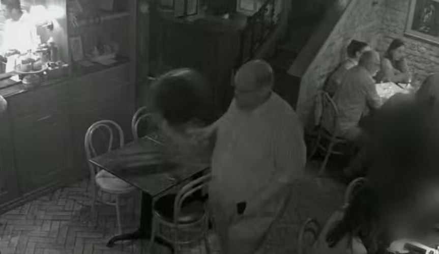 Ed Motta atira cadeira em restaurante do Rio — Foto: Reprodução