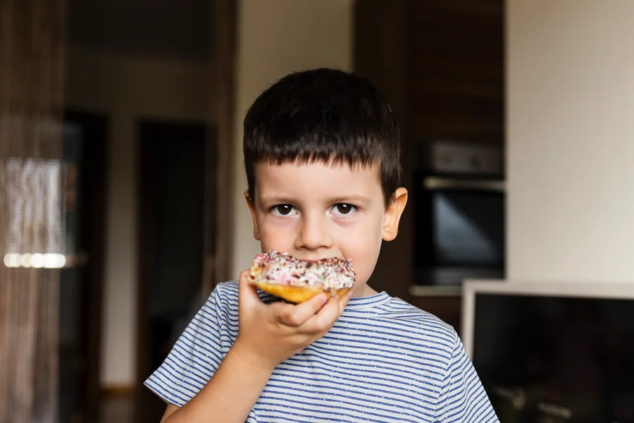menino-crianca-comendo-doce-ultraprocessado.webp