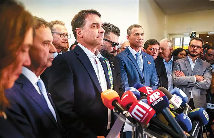 Flávio se pronuncia após reunião com parlamentares do PL e outros aliados, que mostraram incômodo com a condução política do caso — Foto: Cristiano Mariz