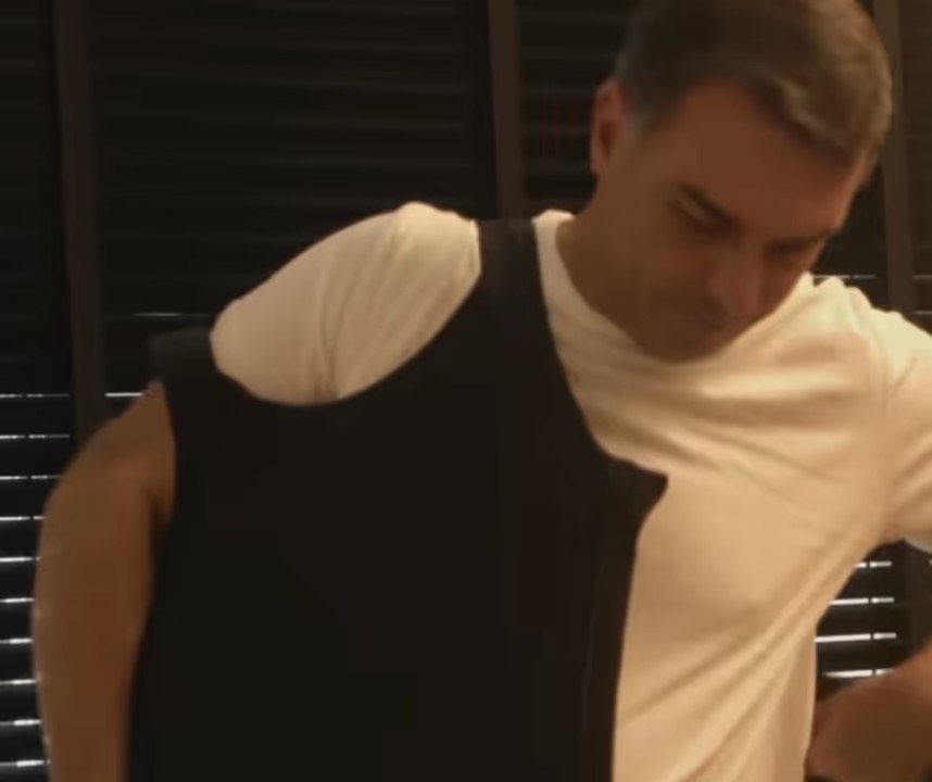 Flávio Bolsonaro usa colete a prova de balas