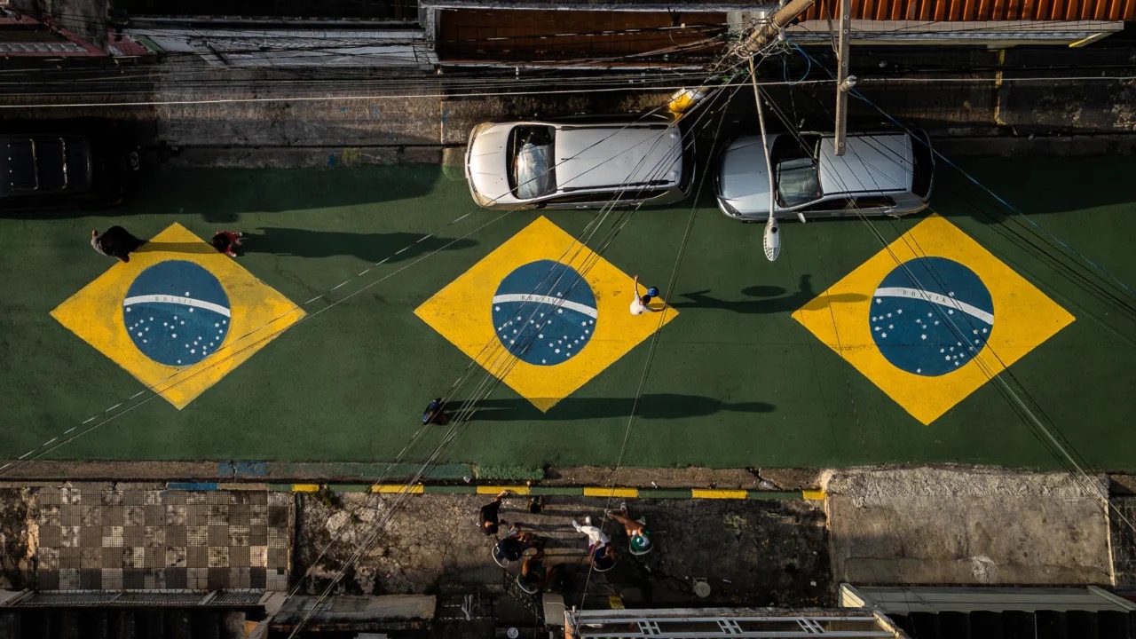 Histórico mostra pouca influência do futebol dentro de campo com o resultado das eleições democráticas no país. (Foto: Isaac Fontana/EFE)