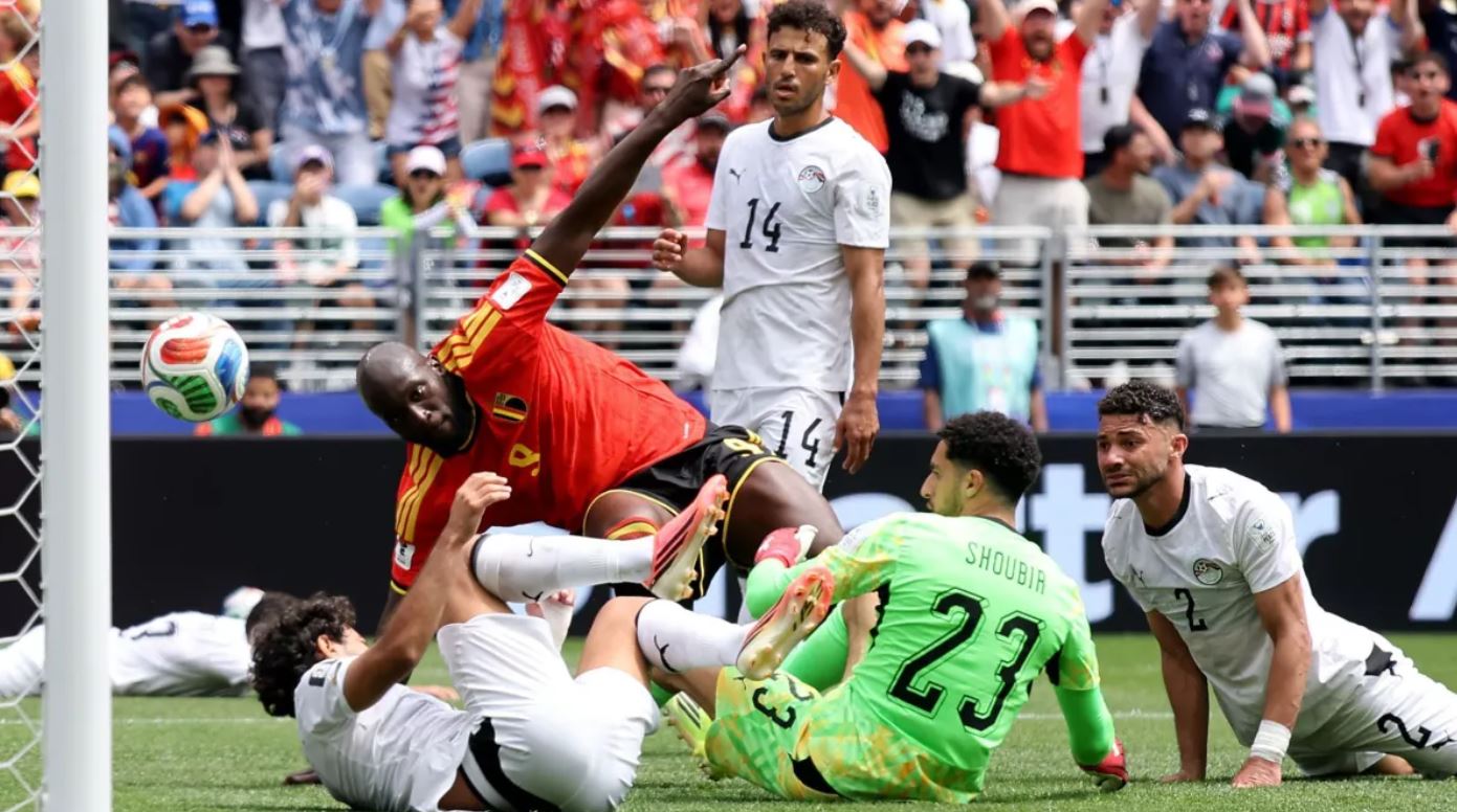 Romelu Lukaku durante disputa de bola em Bélgica x Egito pela Copa do Mundo  • Alex Grimm/Getty Images