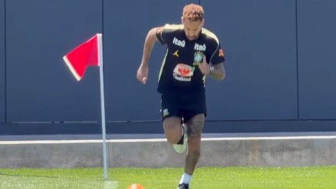 Neymar fez atividades no gramado nesta terça-feira (16)  • Reprodução/Instagram - @Brasil